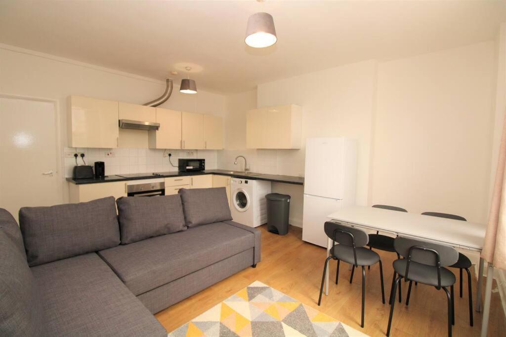 Ideal 2 Bed Flat Close To City Apartment Лондон Екстериор снимка