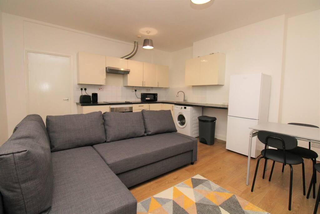 Ideal 2 Bed Flat Close To City Apartment Лондон Екстериор снимка